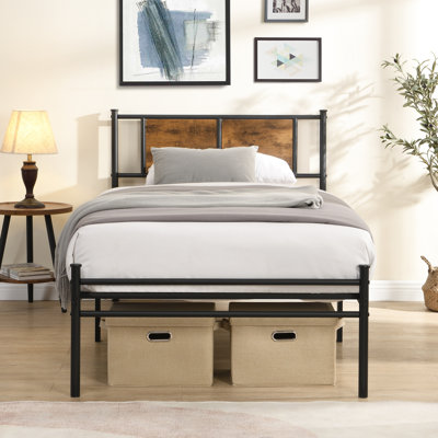 Lit simple en métal de taille très grand avec tête de lit à panneau de bois - Luminaire essentiel de la chambre à coucher moderne, structure, base silencieuse et stable, espace de rangement disponible, instructions d'assemblage faciles offertes, sans sommier