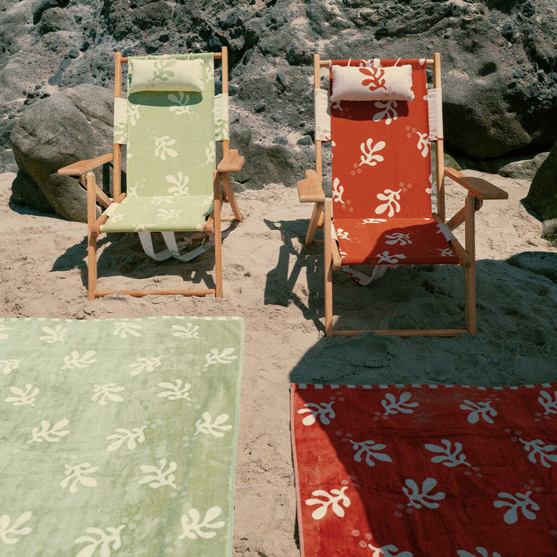 Tommy Chair, Rivie White