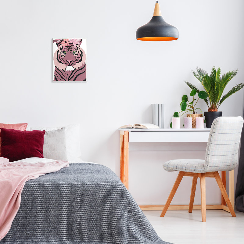 Tigre avec fleurs roses, art mural sur toile par Yvette St. Amant