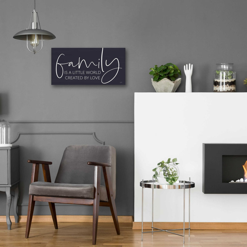 «Family Is…» par Lux + Me Designs, art mural en verre acrylique, H 12 po x l 24 po x P 0,2 po