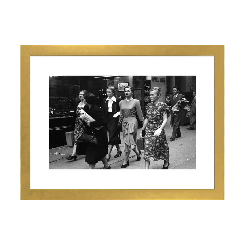 «Women on Street (NYC, 1949)» par Ruth Orkin - reproduction de photo, H 16 po x l 24 po x P 1 po, Encadré en papier doré