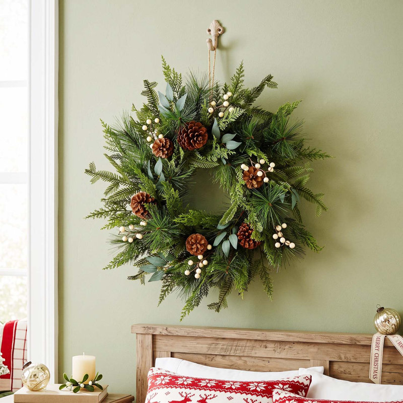 Couronne de Noël artificielle en pin blanc avec pommes de pin et baies blanches pour la porte d'entrée