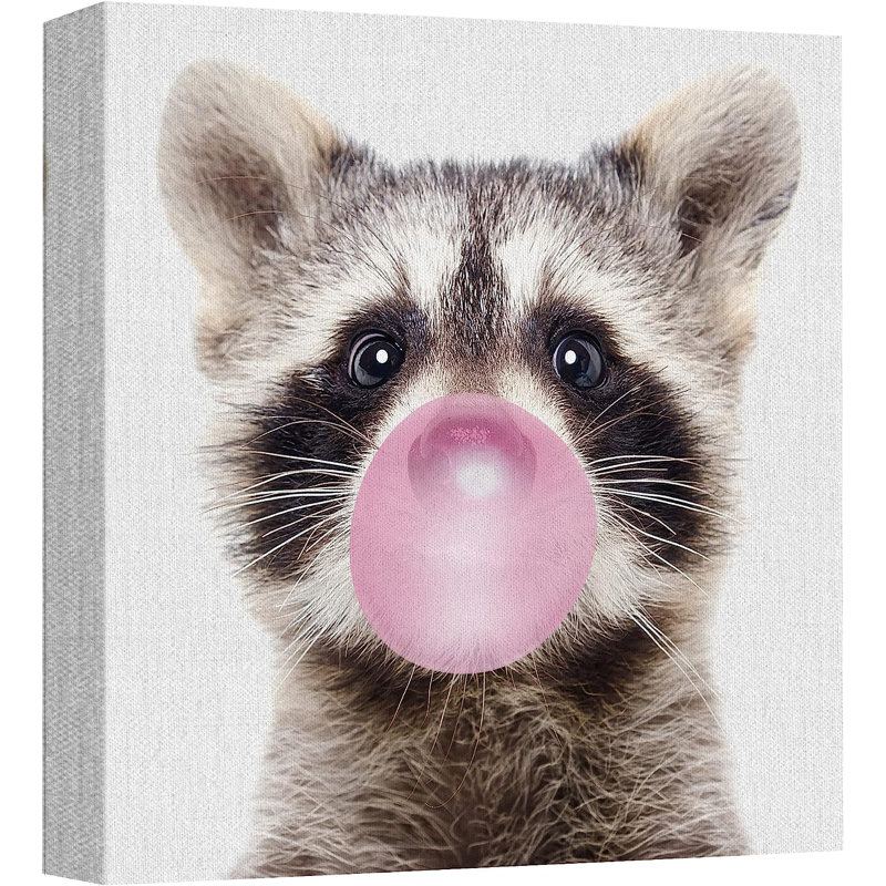 Mignon raton laveur de forêt mâchant un décor de salle de bain rose sur toile, H 12 po x l 12 po x P 1,5 po