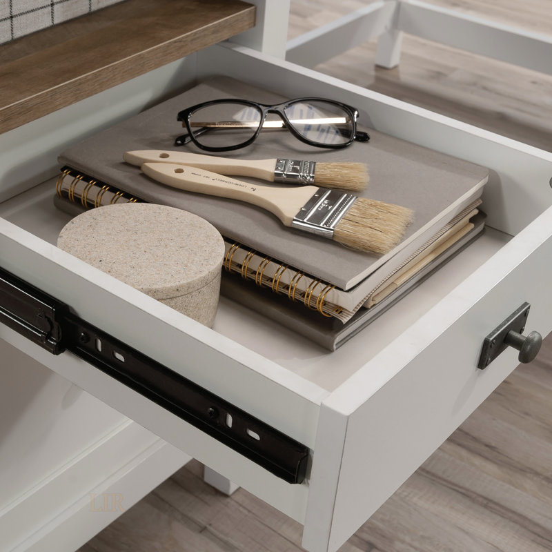 Bureau en L spacieux avec finition blanche et beaucoup de rangement, parfait pour les bureaux à domicile modernes et l'utilisation efficace de l'espace.