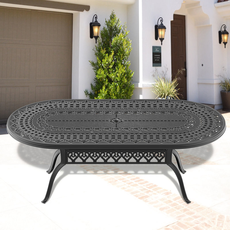 Table de salle à manger ovale en aluminium moulé noir, 205 cm de long x 106 cm de large, avec trou pour parasol, revêtement haute température, design antidérapant, idéale pour le jardin. Structure en aluminium moulé traditionnel, résistante aux intempéries et aux intempéries. Pieds de biche.