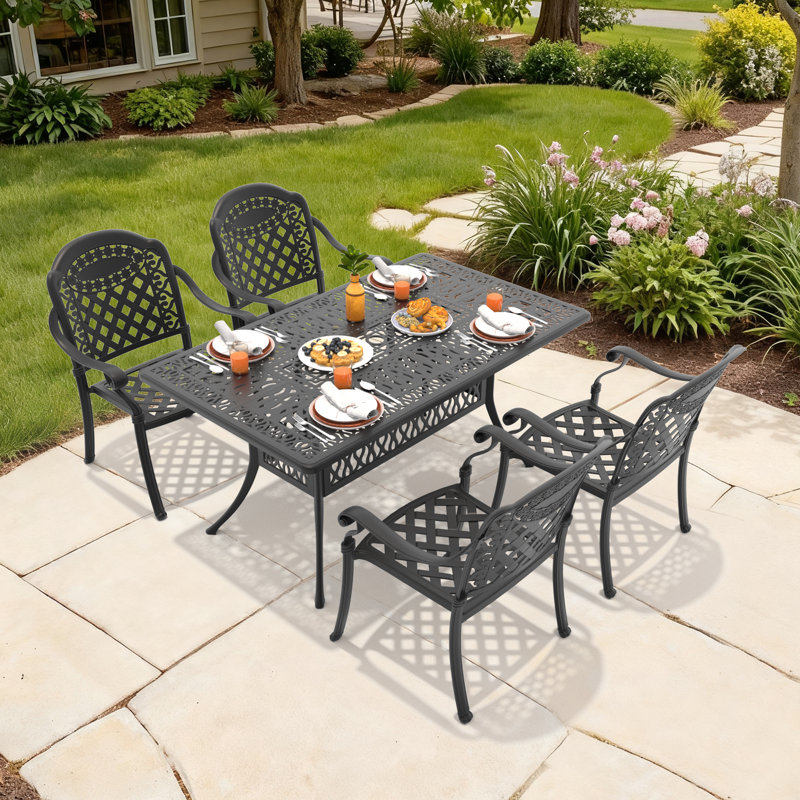 Ensemble de salle à manger rectangulaire 5 pièces pour patio, 148 cm de long, avec trou pour parasol, 4 chaises empilables et coussins rouges.