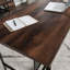Bureau de table spacieux avec charge sans fil, parfait pour un usage domestique et professionnel.