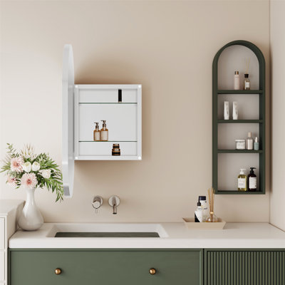 Élégante armoire murale de salle de bain avec miroir et tablettes réglables, un ajout fonctionnel et décoratif à votre salle de bain.
