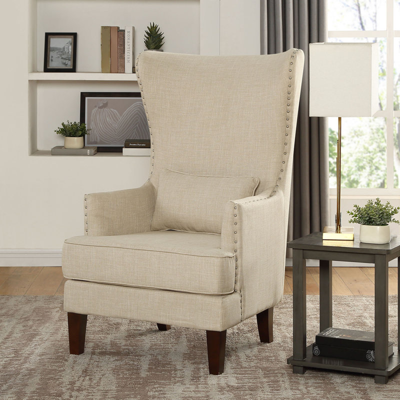 Fauteuil d'appoint à oreilles Iqubal Kori avec garniture cloutée, Tissu blanc cassé
