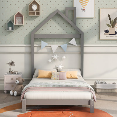 Lit plateforme en bois avec tête de lit en forme de maison
