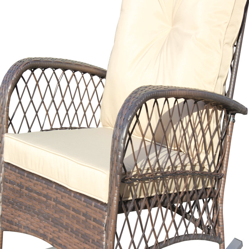 Fauteuil à bascule d'extérieur, modèle spacieux avec accoudoirs, structure robuste en acier, idéal pour terrasse, jardin ou cour arrière. Chaise basse brune avec coussin, protégée et adaptée à une utilisation extérieure.