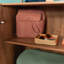 Élégante armoire de rangement brune avec tablettes réglables et fixes, structure en métal doré satiné, pour le salon, le couloir ou le vestibule, utilisation quotidienne Facile à installer