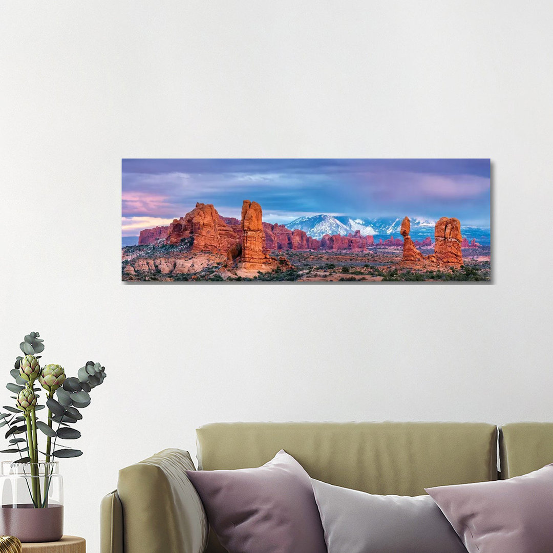 Balanced Rock And La Sal Mountains von Susanne Kremer - Panoramaleinwand auf Leinwand Giclée auf Leinwand