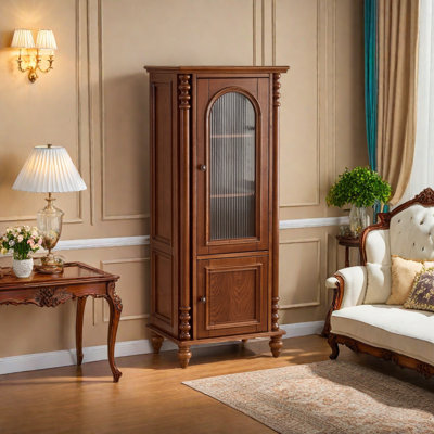 Grande armoire de rangement dans le salon