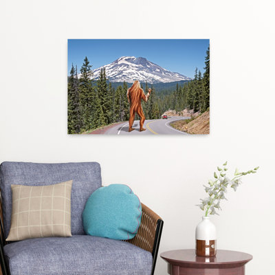 Vue arrière d'un Sasquatch faisant de l'auto-stop en Oregon aux États-Unis
