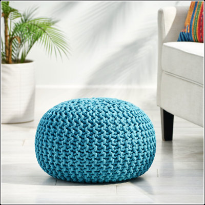 Charmant repose-pieds en tricot doux au design doux, idéal pour la décoration intérieure moderne et polyvalent comme repose-pieds ou siège.