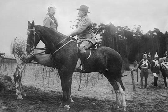 « theodore roosevelt accueille le kaiser allemand à la fois sur horseback en allemagne », reproduction de photo