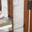 Vitrine avec présentoir lumineux, portes en verre trempé, dossier en miroir et amp; Tablettes réglables - American Retro | Chêne | Panneau de fibres à densité moyenne + verre-1116642556