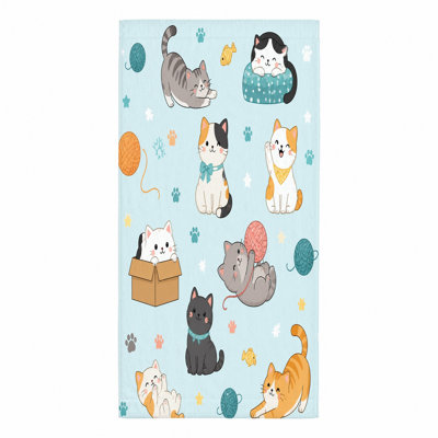 Serviette de plage 1Pcs, avec des chatons ludiques avec des boules de laine et des poissons sur fond bleu clair, style dessin animé. Grande microfibre pour la natation, les voyages, les activités de plein air, unisexe.