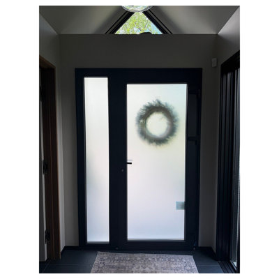 Porte d'entrée extérieure prémontée en PVC-U métallisé, verre dépoli, Manux 8102, noir mat, 2 fenêtres latérales. Convient aux bureaux, aux commerces et aux habitations. Porte d'entrée, patio, garage. Dimensions : L 14 + 36 + 14 x H 80. Ouverture à droite vers l'intérieur.