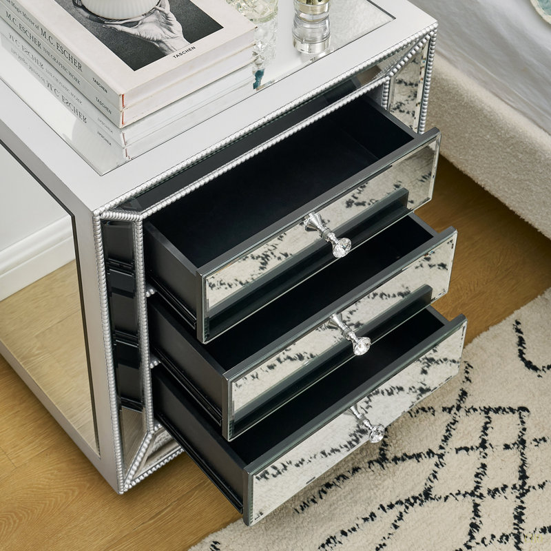 Armoire à trois tiroirs avec finition miroir en perles