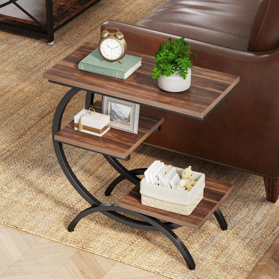 Table de bout en forme de C de 11,81 pouces, table d'appoint industrielle à 3 niveaux avec tablettes de rangement, petite table de collation pour canapé, structure en métal brun rustique, table de bout