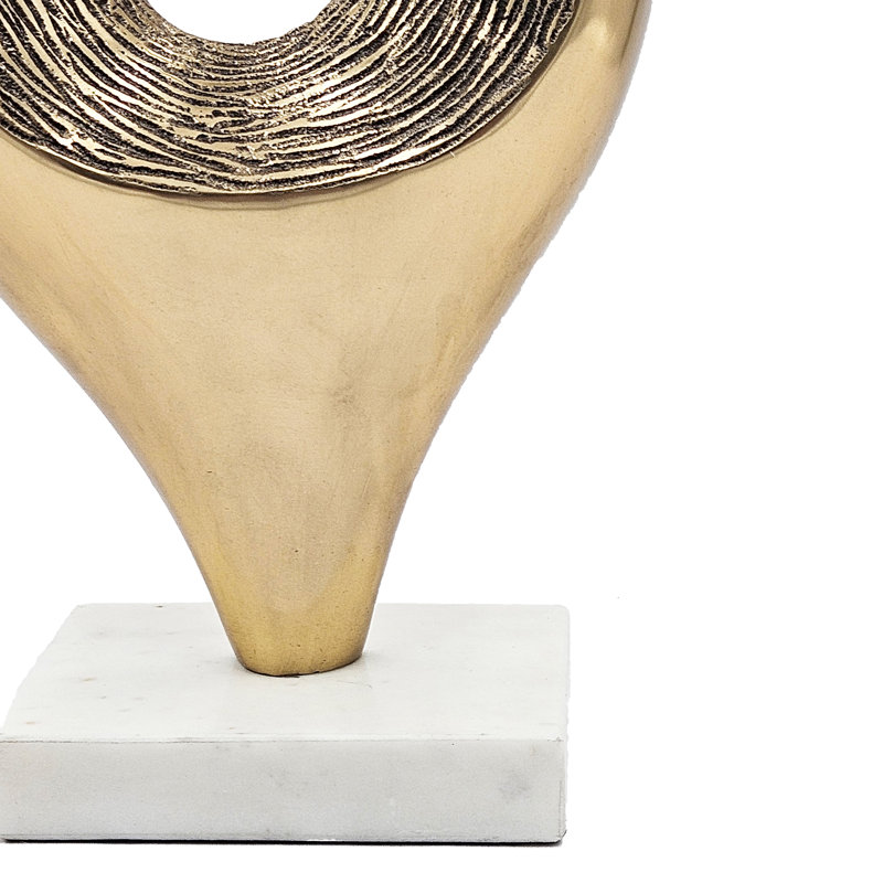 Sculpture abstraite dorée 8 x 4 x 19 po sur base de marbre blanc