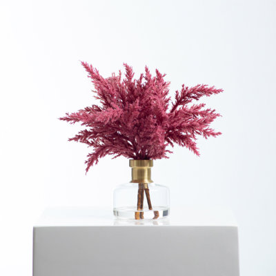 Faux pampas mauve rose mélangé dans un vase