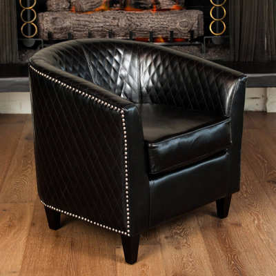 Fauteuil club, en noir, moderne avec un siège incurvé et des pieds teints foncés pour le style chalet en similicuir noir