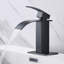 Robinet de lavabo de salle de bain à poignée simple avec plaque de pont en noir mat-117227366