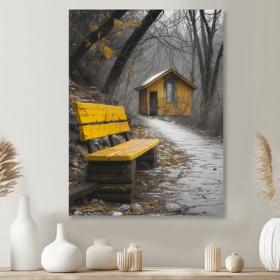 Maison de campagne rustique jaune et gris avec banc rustique