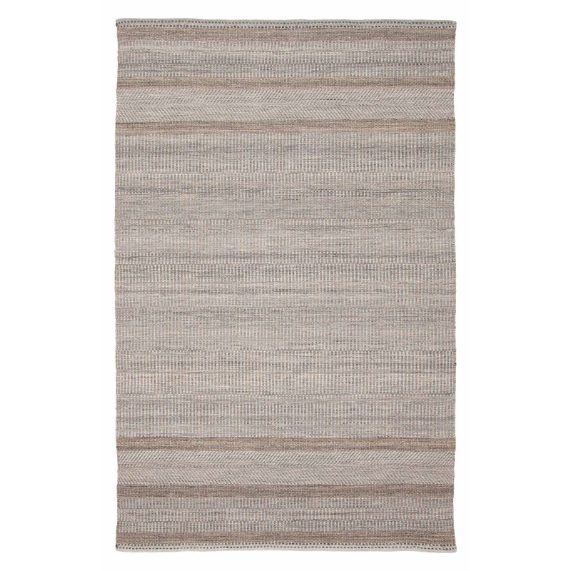 Confort moelleux avec un look et une texture artisanaux. Les fils doux et lustrés sont tissés à la main pour créer un éventail de textures, y compris des boucles surdimensionnées et des surfaces planes riches en dimensions.