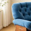 Fauteuil lounge bleu au design moderne et épuré