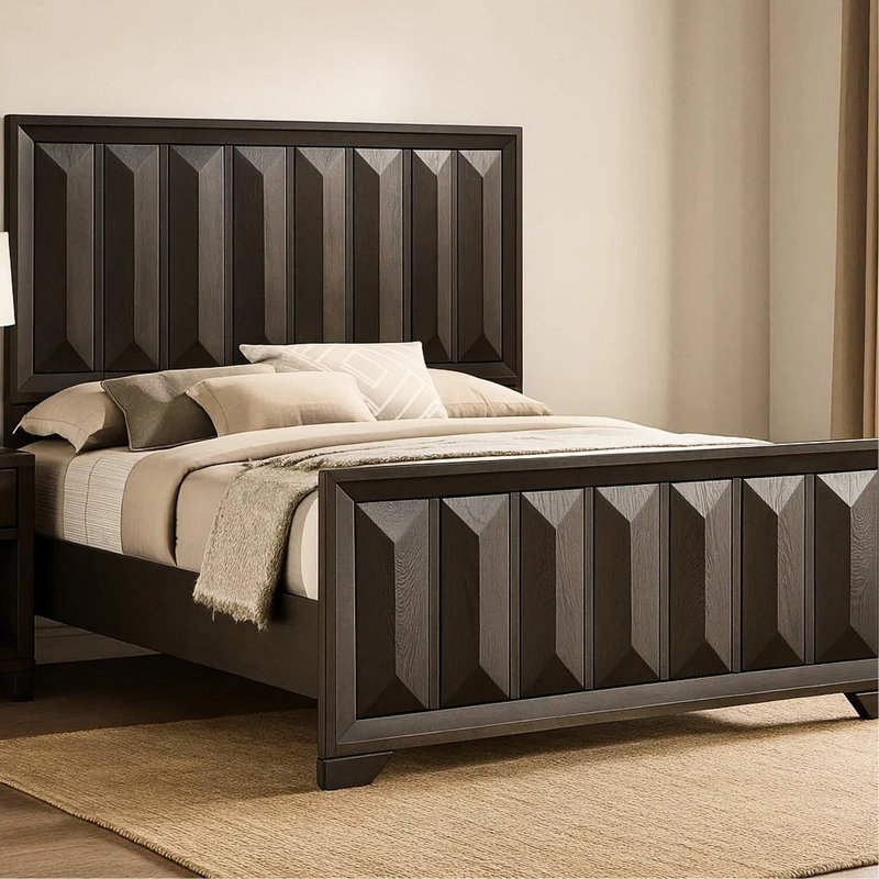 Cadre de très grand lit oriental, panneaux à facettes verticales sur la tête de lit et meubles de chambre à coucher de style transitionnel en bois d'ingénierie