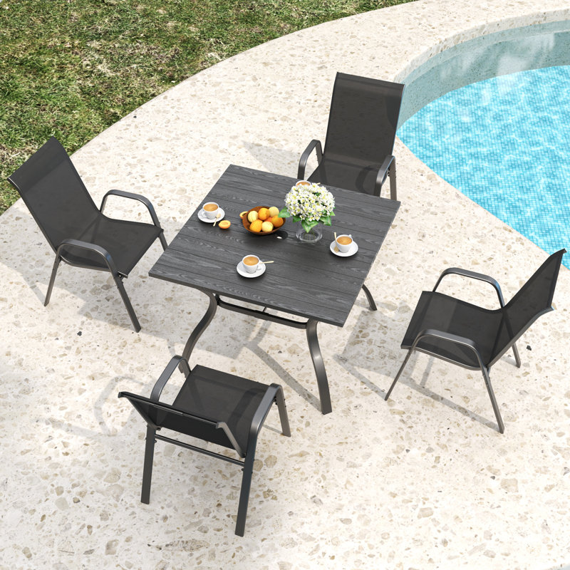 De 4 chaises de salle à manger d'extérieur avec siège large, - Structure et matériau imperméable pour utilisation en famille