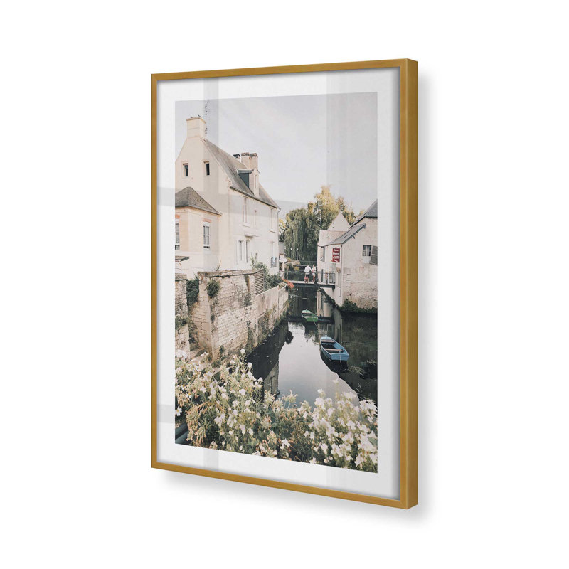 «Serene Village Waterscape Print», sans cadre, 36 po x 24 po, H 37,25 po x l 25,25 po x P 1,25 po, Cadre doré poli