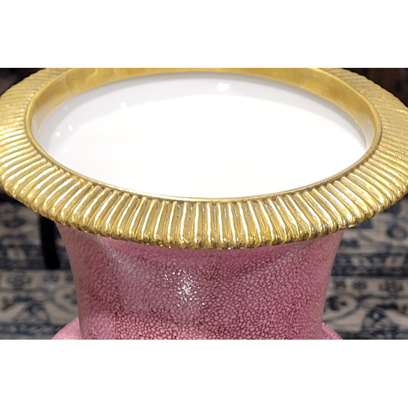 Vase en porcelaine rose à motif craquelé et bronze avec collection Ormolu rose