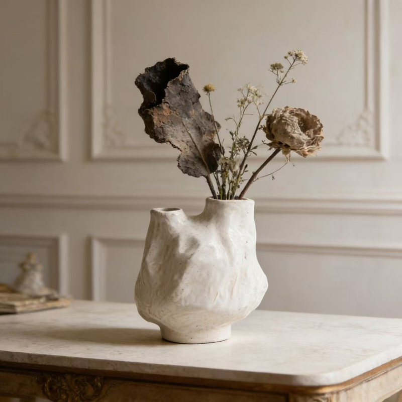 Vase décoratif en céramique blanche, joli petit vase à fleurs blanches pour la décoration intérieure, vases décoratifs en céramique de style bohème d'inspiration nordique moderne