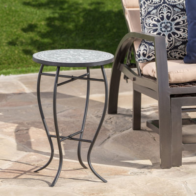 Table d'appoint d'extérieur ronde avec plateau de style mosaïque et pieds en fer courbés, gris et noir mat