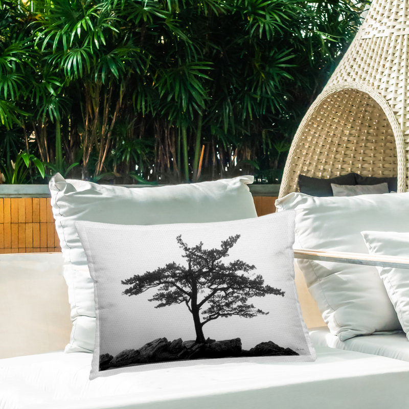 Coussin d'extérieur imprimé Lone Tree on Rocks par Lori Deiter