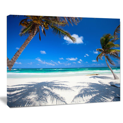 «Coconut Palms at Beach Landscape» par Designart - reproduction de photo sur toile