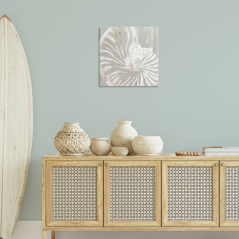 «Beige Nautilus» par Carol Robinson, H 24 po x l 24 po