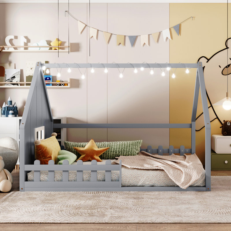 Lit double en bois avec fenêtre et clôture, Gris