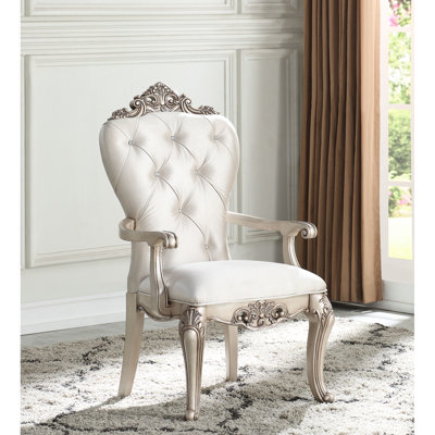 2 chaises avec accoudoirs crème et doré - dossier haut, siège fixe avec accoudoirs rembourrés et rembourrés en bois et motifs en relief 2 pièces, dossier rembourré