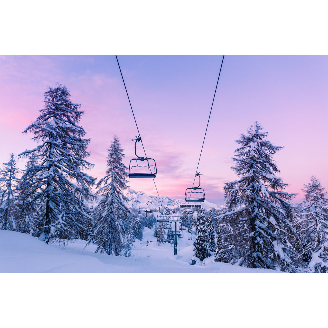 Leinwandbild Winterberge Panorama mit Skipisten und Skiliften