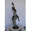 Fille de Susannah sur une feuille jouant avec papillon en bronze - Dimensions: L 27 po x l 15 po x H 45 po.
