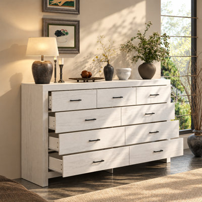 Commode à neuf tiroirs de style rustique