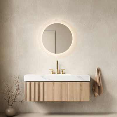 Meuble-lavabo de 122 cm (48 po) avec comptoir en pierre frittée blanche, lavabo encastré en céramique avec trois trous pour robinetterie standard, tiroir flottant en contreplaqué avec système de fermeture amortie, fini chêne.