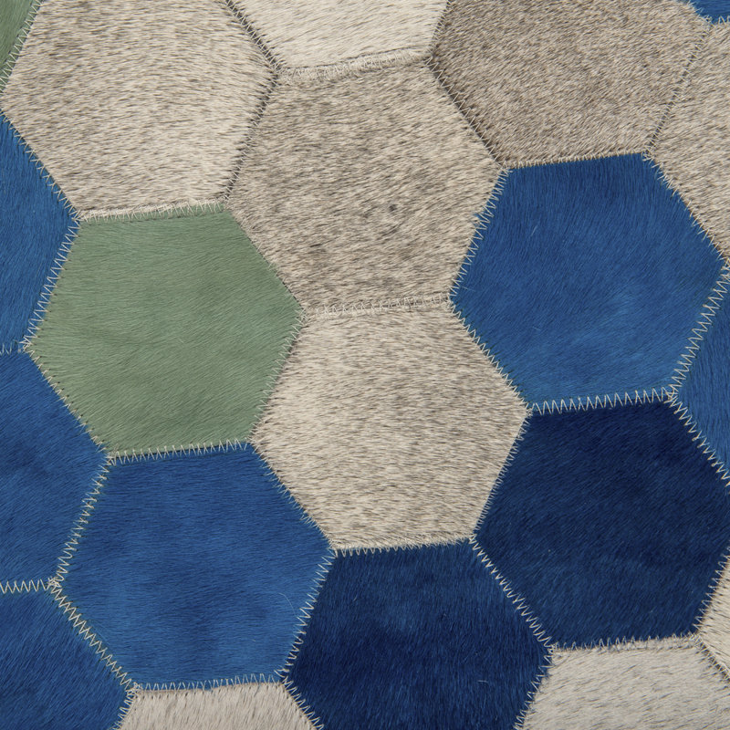 Tapis géométrique en cuir de vache bleu / gris Angulo, Tapis de couloir 2 pi 7 po x 13 pi 1 po