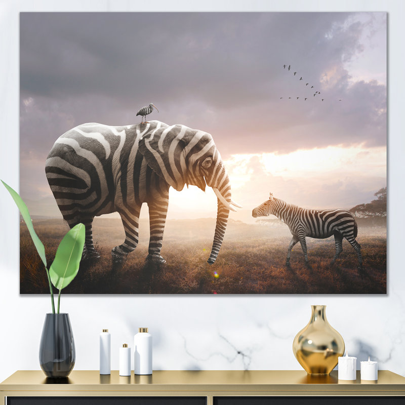 Éléphant d'Afrique surréaliste portant - décoration murale moderne en toile, H 20 po x l 12 po x P 1 po, Toile tendue